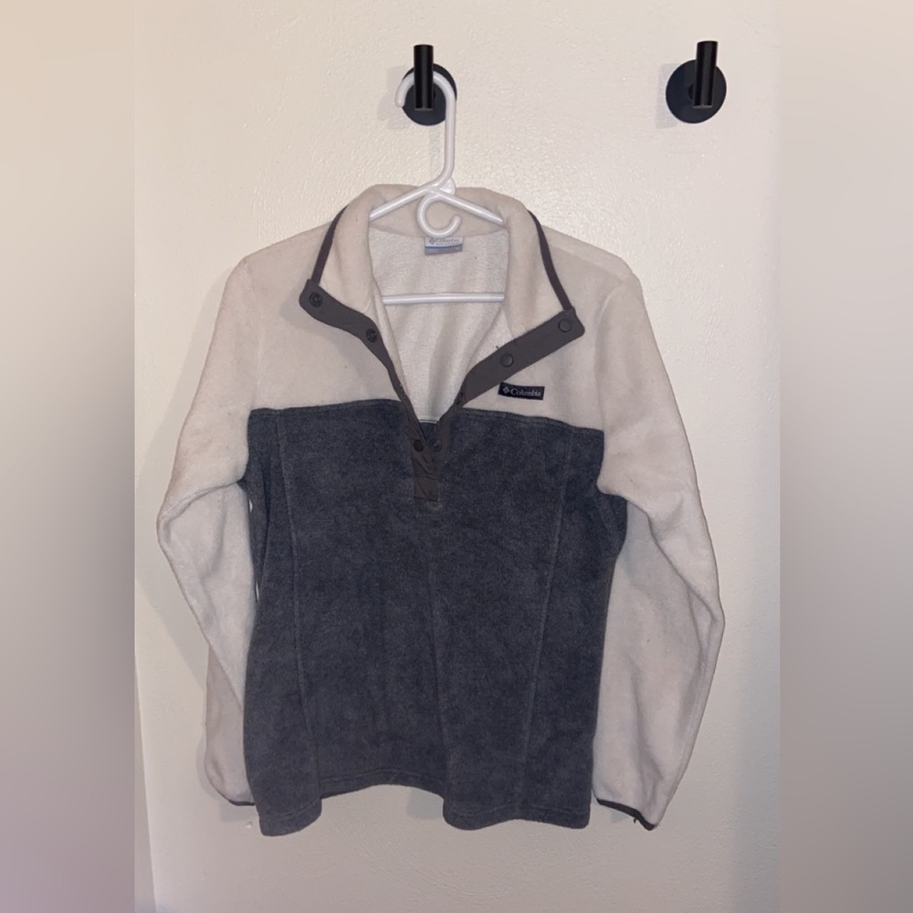 Women’s Columbia sweatshirt. Gray and Cream, size medium